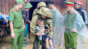 Công an phường Sa Pa giúp dân khắc phục hậu quả mưa lũ