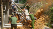 Công an tỉnh Lạng Sơn hỗ trợ nhân dân khắc phục hậu quả sạt lở đất và hoả hoạn