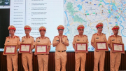 Khen thưởng lực lượng truy bắt Rapper "Bình Gold" phê ma túy lái xe trên cao tốc