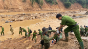 Tuổi trẻ Công an Điện Biên vào bản làng giúp dân dọn dẹp sau lũ