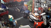 TP Hồ Chí Minh: Mưa lớn, đường ngập nhiều người tan ca mắc kẹt