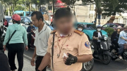 Tạm giữ hình sự người nước ngoài đấm CSGT đang làm nhiệm vụ