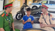 Công an giúp đỡ cháu bé đi lạc gần 60km về với gia đình