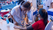Đội ngũ y tế kịp thời hỗ trợ người dân gặp vấn đề sức khỏe khi tham dự Đại lễ
