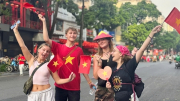 Du khách nước ngoài hào hứng đón diễu binh, diễu hành tại Hà Nội