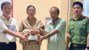 Người mẹ tâm thần bế con 2 tháng tuổi đi lang thang được Công an xã giúp đoàn tụ