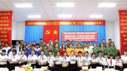 Khám chữa bệnh, phát thuốc miễn phí và tặng quà cho hơn 350 người dân, học sinh nghèo