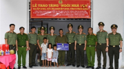 Công an Cửa khẩu Cảng HKQT Tân Sơn Nhất trao tặng nhà 19/8 tại Vĩnh Long