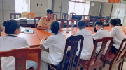 Nhóm học sinh "đầu trần" lái xe máy lao vun vút trên đường bị CSGT xử phạt