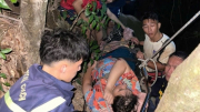 Cảnh sát cứu 3 người khuyết tật bị ngã xuống thác ở Tam Đảo