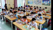 Vụ "rau trôi nổi vào bữa ăn bán trú”: Hà Nội yêu cầu kiểm tra, xử lý hiệu trưởng