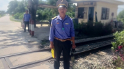 Nhân viên đường sắt bất chấp hiểm nguy cứu người thoát chết trong gang tấc