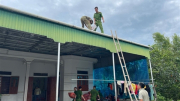 Công an các tỉnh miền Trung giúp dân phòng chống bão số Bualoi