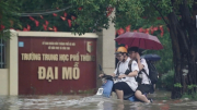 Phụ huynh Hà Nội như "ngồi trên chảo lửa" vì nhiều trường học ngập nặng