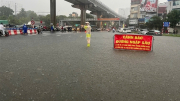 CSGT Hà Nội lội nước, dầm mưa phân luồng giao thông