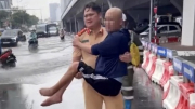 Cán bộ Phòng CSGT  Công an TP  Hà Nội  giúp người nhiều dân đi điều trị bệnh trong mưa bão