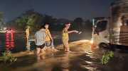 Nước lũ tràn lên cao tốc Hà Nội - Thái Nguyên, CSGT ứng trực xuyên đêm