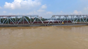 Điều tàu chở hàng nặng 300 tấn án ngữ trên cầu sông Thương để đối phó nước lũ
