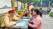 Hàng loạt học sinh cùng phụ huynh vi phạm giao thông bị CSGT xử phạt
