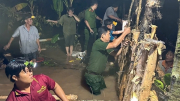 Đồng Tháp: Công an xã hỗ trợ người dân khắc phục sự cố vỡ đê bao