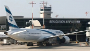 Bé trai đi lén máy bay&nbsp;từ Israel sang Mỹ
