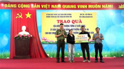 Trao quà của Thứ trưởng Lê Quốc Hùng hỗ trợ một học sinh bị bệnh hiểm nghèo
