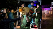 Công an xã vùng cao ở Đà Nẵng khẩn trương di dời trong đêm nhiều hộ dân khỏi vùng nguy cơ sạt lở