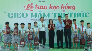 Agribank Chi nhánh Phú Nhuận trao học bổng “Gieo mầm tri thức”&nbsp;tại tỉnh Vĩnh Long