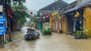 Mưa lũ dồn dập nhấn chìm nhiều tuyến phố Hội An