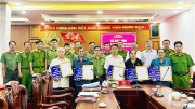 Công an Cà Mau bàn giao kinh phí xây dựng nhà tình nghĩa cho hội viên Cựu CAND