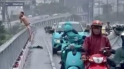 Tìm kiếm hai người nhảy cầu ở TP Hồ Chí Minh