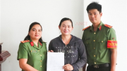 Cán bộ Công an Cần Thơ trao trả tiền cho người chuyển nhầm