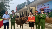 Trường Cao đẳng Cảnh sát nhân dân I trao quà cho bà con vùng lũ Cao Bằng