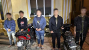 Nhóm quái xế dùng khẩu trang che biển số, mang gậy sắt ra phố tìm đối thủ