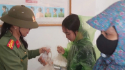 Chung tay, góp sức giúp người dân vùng lũ