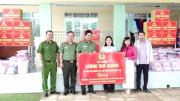Trao quà của Bộ trưởng Lương Tam Quang tặng trường mầm non bị ảnh hưởng mưa lũ ở Khánh Hòa