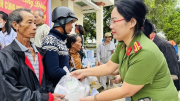Cụm thi đua số 9, Bệnh viện 19-8: Khám bệnh, phát thuốc cho người dân vùng lũ Hoà Mỹ