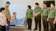 Cục Quản lý xuất nhập cảnh chia sẻ yêu thương với đồng bào vùng lũ