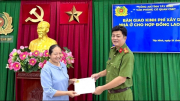 Công an Tây Ninh trao kinh phí xây dựng nhà tặng nữ nhân viên khó khăn