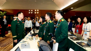 Đại tướng Nguyễn Trọng Nghĩa thăm và động viên phóng viên tác nghiệp tại Đại hội Đảng