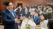 Thủ tướng Phạm Minh Chính thăm, động viên phóng viên báo chí tác nghiệp tại Đại hội XIV