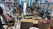 Phá ổ nhóm tuồn cả vạn chai nước hoa giả ra thị trường dịp Tết