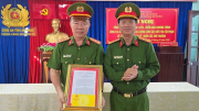 Trao thưởng đột xuất 2 tập thể xuất sắc trong đấu tranh phòng, chống tội phạm