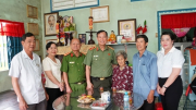 Thượng tướng Lê Tấn Tới thăm, tặng quà tri ân Mẹ Việt Nam Anh hùng ở Tây Ninh