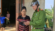 Công an xã miền núi ở Huế nỗ lực giúp dân tích hợp tài khoản an sinh xã hội trên VNeiD