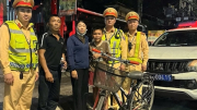 Cảnh sát giao thông hỗ trợ bé trai đi lạc hơn 150 km về nhà an toàn