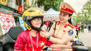 Học sinh cùng du khách hào hứng với trải nghiệm làm chiến sĩ CSGT và PCCC