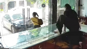 Chủ tiệm nhảy qua tủ kính đuổi "yêu nữ" cướp vàng