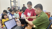 Công an Cà Mau xuyên lễ cấp căn cước cho học sinh và trẻ em