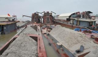 Truy tố bị can khai thác trái phép tài nguyên trên sông Hồng
